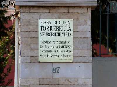 proprio mentre ci accingiamo a superare il cancello in ferro battuto soprendentemente aperto, notiamo sulla destra una targa dorata con su scritto: �Casa di cura Torrebella neuropsichiatria�